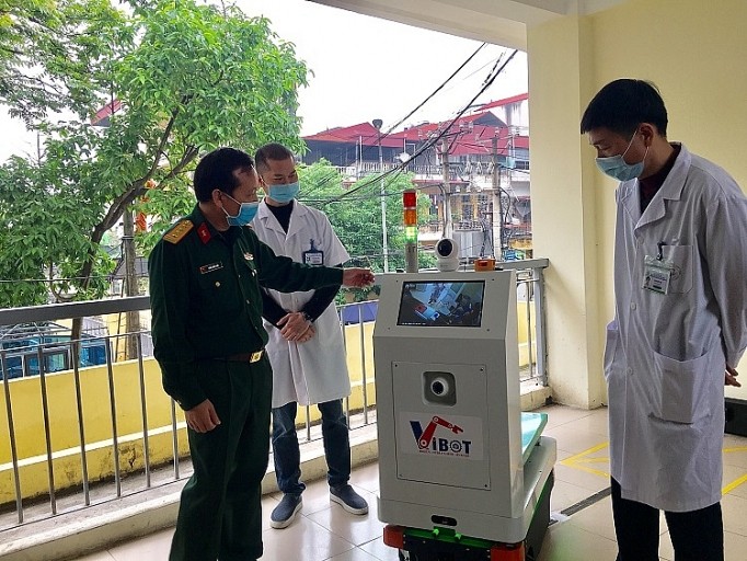 Wabah Covid-19: Melakukan penelitian dan membuat dengan sukses robot pengangkutan di tempat-tempat isolasi yang berbahaya penularan tinggi - ảnh 1