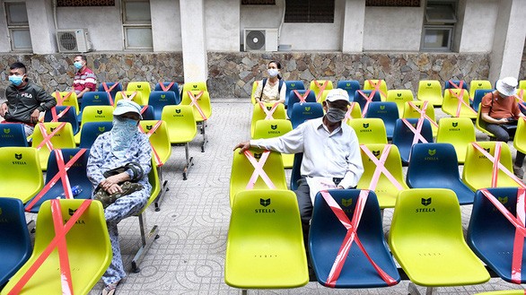 Langkah-langkah mencegah dan menanggulangi wabah Covid-19 terus dilaksanakan secara serius  - ảnh 1