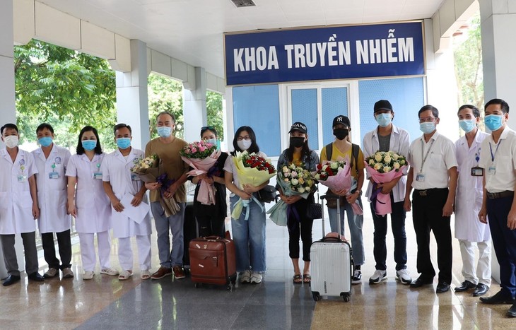 Provinsi Ninh Binh mengumumkan 8 kasus terinfeksi Covid-19 yang sembuh - ảnh 1