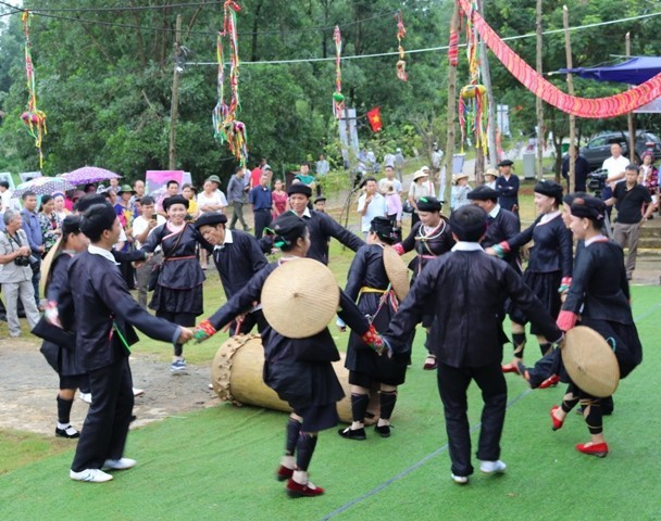 Tarian genderang dari warga etnis minoritas Giay di Provinsi Ha  Giang - ảnh 1