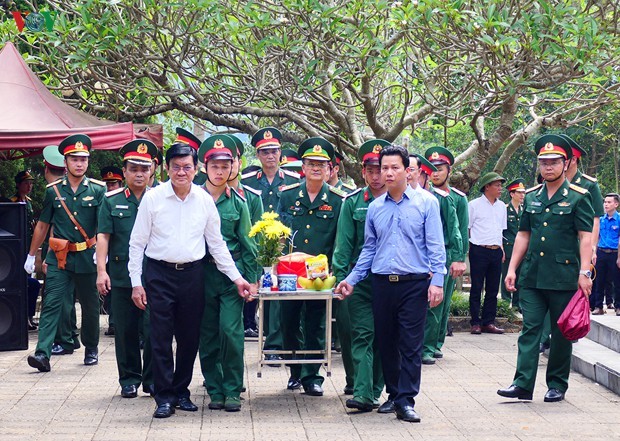 Mantan Presiden Truong Tan Sang menghadiri upacara belasungkawa para martir di Provinsi Ha Giang - ảnh 1