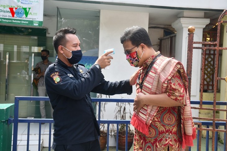 Umat Islam Indonesia kembali melakukan Sholat Jumat di masjid setelah masa 3 bulan - ảnh 2