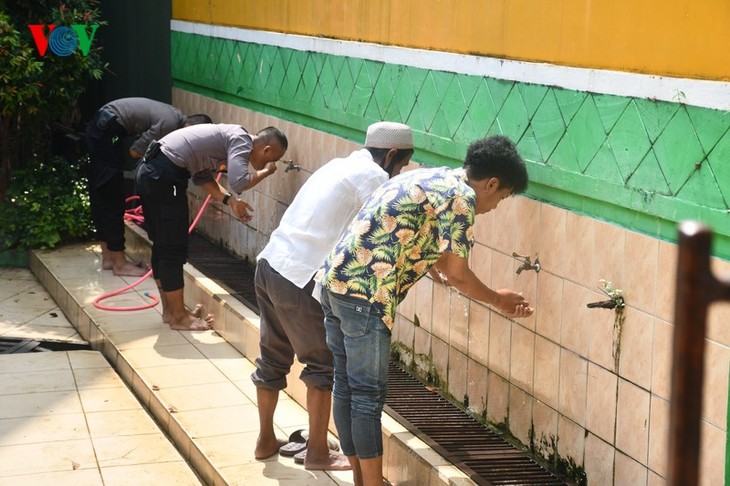 Umat Islam Indonesia kembali melakukan Sholat Jumat di masjid setelah masa 3 bulan - ảnh 4