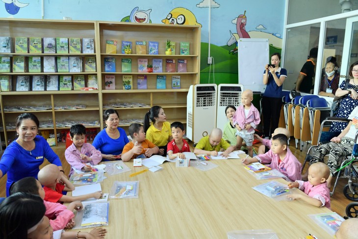 Kelas bahagia untuk para pasien kanker anak-anak - ảnh 1