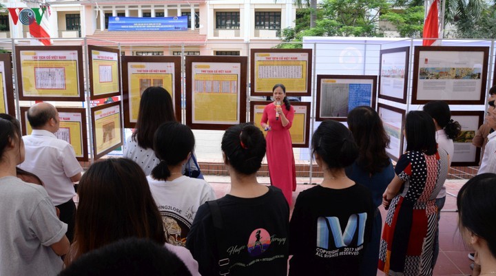 Pembukaan Pameran peta dan  benda “Hoang Sa, Truong Sa-Wilayah Vietnam: Bukti-bukti sejarah dan hukum” di Provinsi Son La - ảnh 1