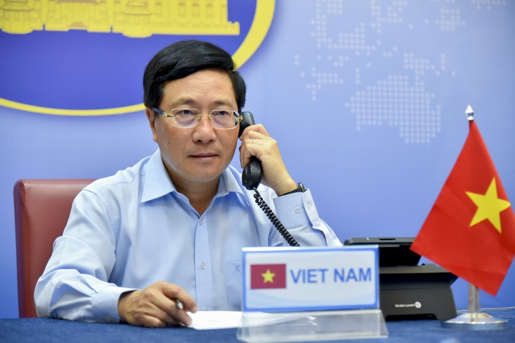 Deputi PM, Menlu Vietnam, Pham Binh Minh mengadakan pembicaraan telepon dengan Menlu Inggris, Domonic Raab  - ảnh 1