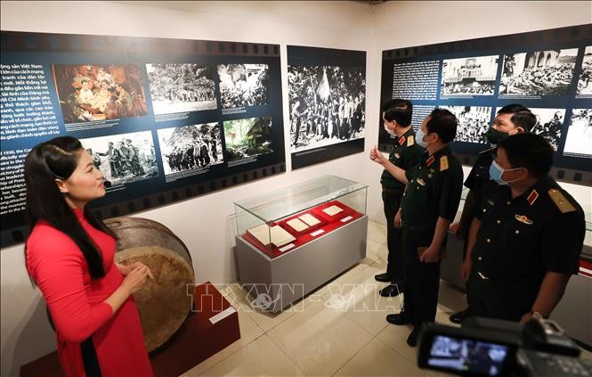 Pembukaan Pameran “Revolusi Agustus–Tonggak merah  yang bersejarah” - ảnh 1