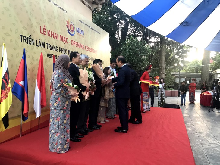 Pameran Busana Tradisional Negara-Negara ASEAN 2020 - ảnh 6