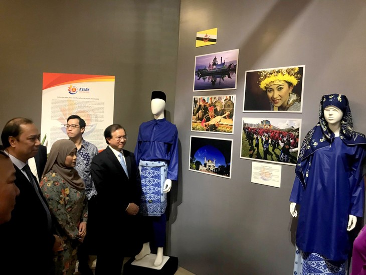 Pameran Busana Tradisional Negara-Negara ASEAN 2020 - ảnh 8