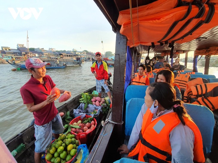 Mengkonservasikan pasar terapung Cai Rang menurut arah yang harmonis “antara pasar alami dan pasar buatan sendiri - ảnh 2