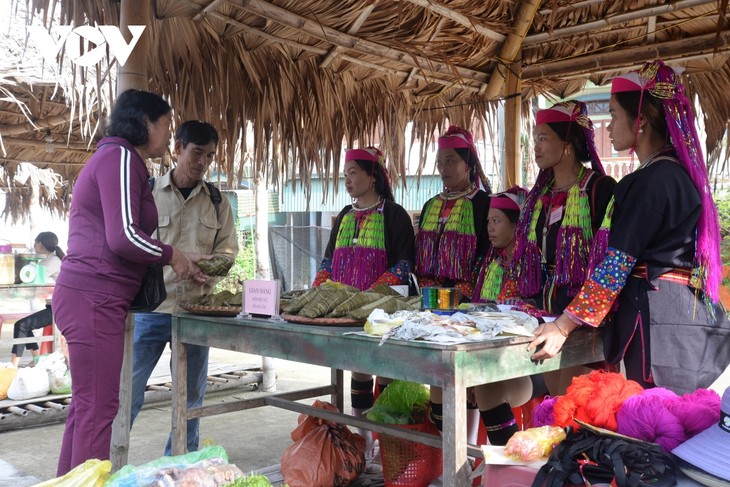 Datang Ke Tien Yen Untuk Berbelanja Di  Pasar Berkala  Ha Lau - ảnh 2