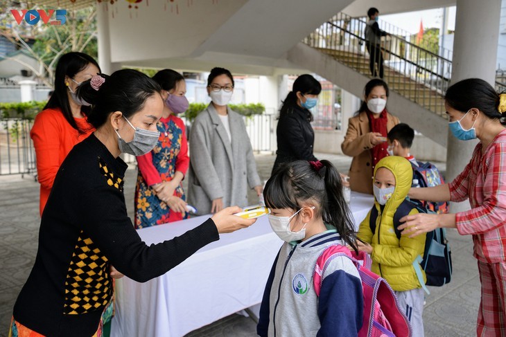 Para Pejalar di Seluruh Vietnam Kembali ke Sekolah di Tengah Pencegahan dan Penanggulangan Wabah Covid-19 Diketat - ảnh 11