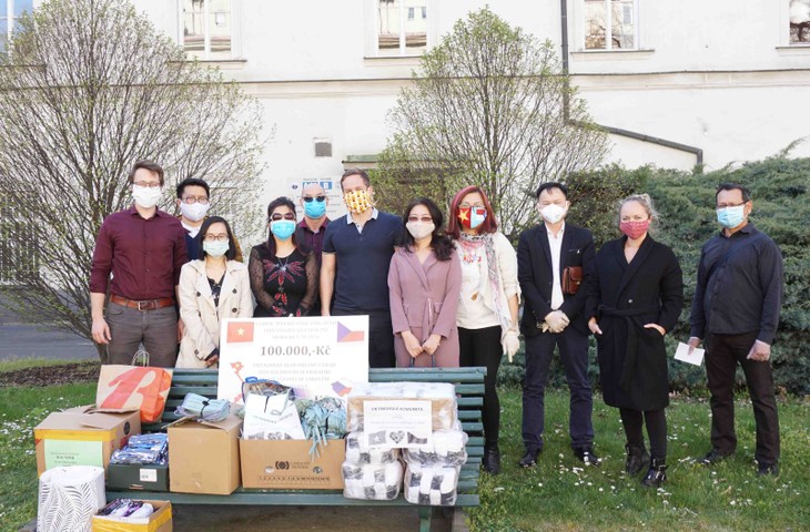 Orang Vietnam di Republik Czech Kembangkan Semangat Bersatu Atasi Pandemi Covid-19 - ảnh 1