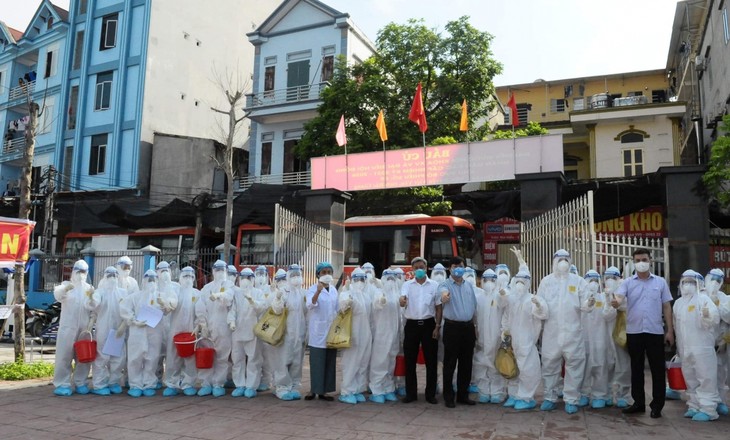 Hampir 26.000 Personil Kesehatan dan Mahasiswa Bersedia Tiba di Provinsi Bac Giang dan Bac Ninh untuk Menanggulangi Wabah - ảnh 1