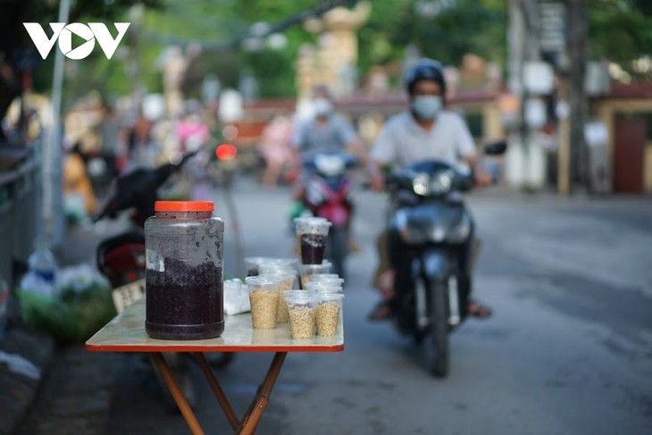 Warga Ha Noi mempersiapkan Hari Raya Duan Wu - ảnh 5