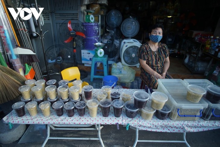 Warga Ha Noi mempersiapkan Hari Raya Duan Wu - ảnh 3