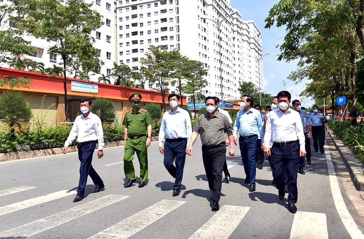 PM Pham Minh Chinh Lakukan Sidang Kerja dengan Pimpinan Teras Kota Ho Chi Minh tentang Situasi Wabah Covid-19 - ảnh 1