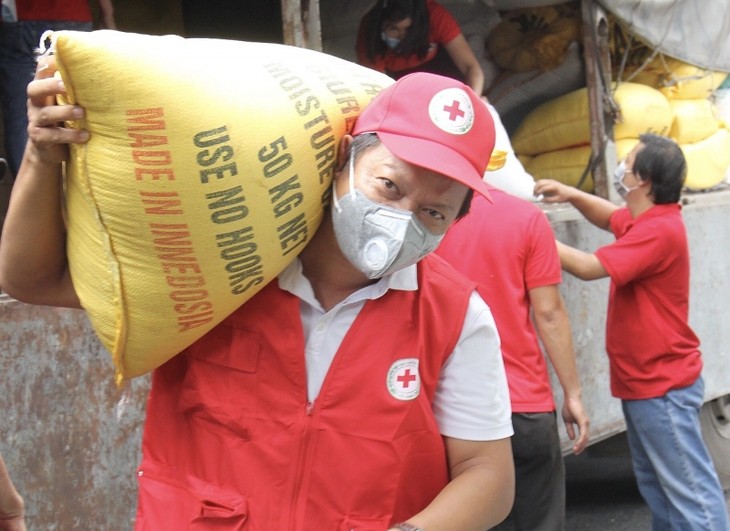 Lembaga Palang Merah Vietnam Terus Imbau Dukungan Bagi Pencegahan dan Penanggulangan Wabah Covid-19 - ảnh 1