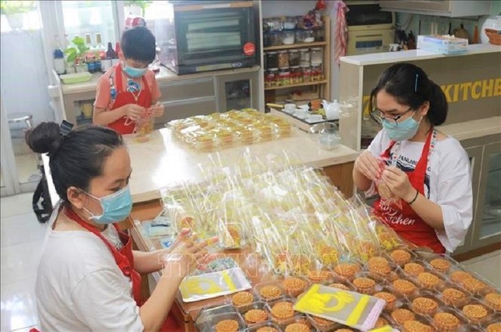 Festival Medio Musim Rontok: Bagikan Rasa Kasih Sayang - ảnh 17