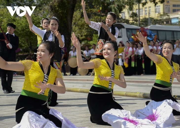 Tarian “Xoe “Thai dan Keindakan Komunitas Etnis Minoritas Thai Tay Bac - ảnh 12