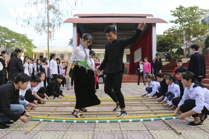 Tarian “Xoe “Thai dan Keindakan Komunitas Etnis Minoritas Thai Tay Bac - ảnh 14