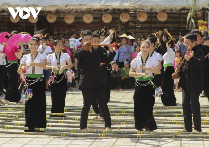 Tarian “Xoe “Thai dan Keindakan Komunitas Etnis Minoritas Thai Tay Bac - ảnh 15