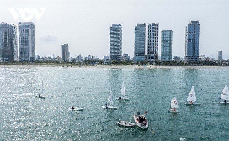 Layar-Layar Berkilau di Permukaan Air Laut Da Nang  - ảnh 15