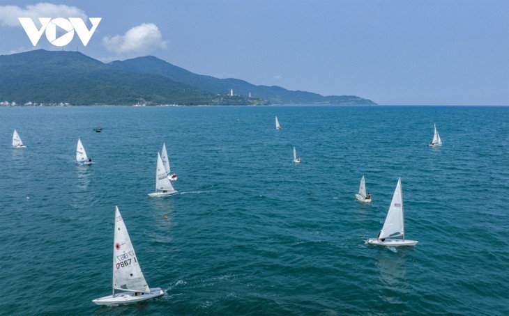 Layar-Layar Berkilau di Permukaan Air Laut Da Nang  - ảnh 16