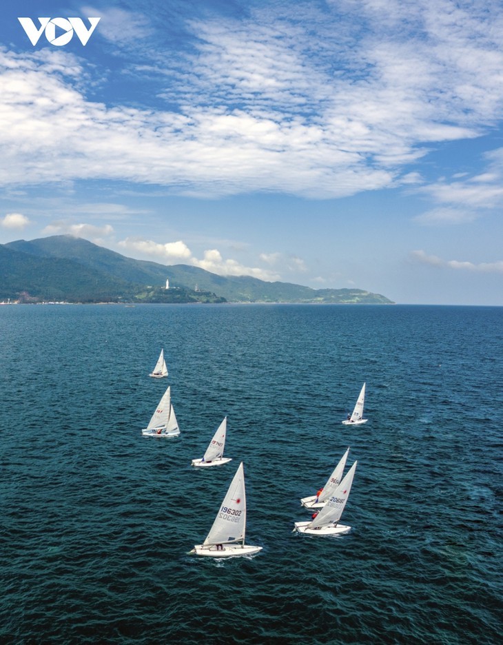 Layar-Layar Berkilau di Permukaan Air Laut Da Nang  - ảnh 18