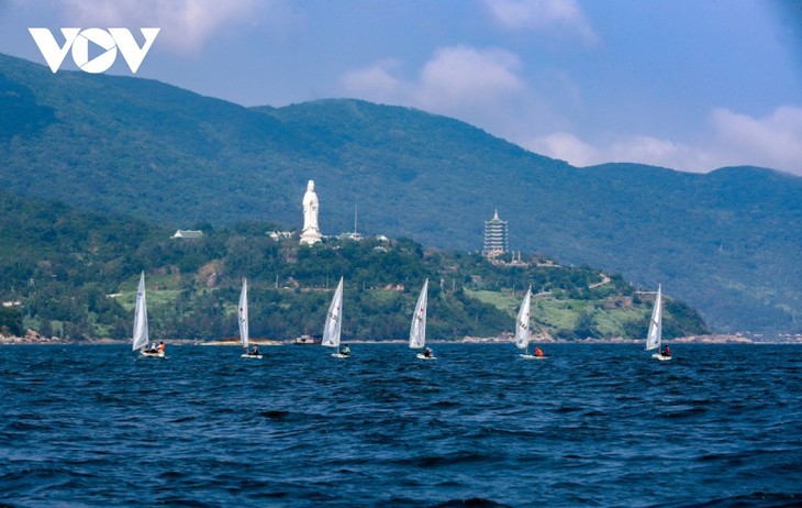 Layar-Layar Berkilau di Permukaan Air Laut Da Nang  - ảnh 21