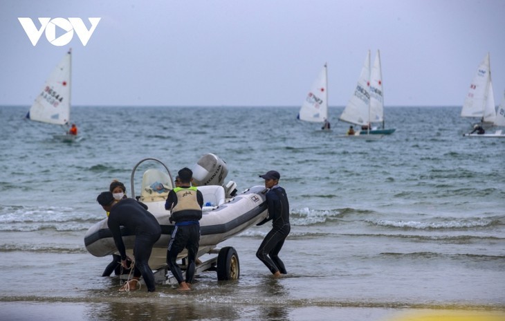 Layar-Layar Berkilau di Permukaan Air Laut Da Nang  - ảnh 22