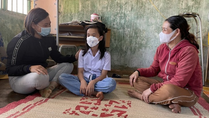 Seorang Perempuan Etnis Minoritas Nung yang Berjalan di Depan Dalam Gerakan Amal Sukarela di Provinsi Gia Lai - ảnh 1