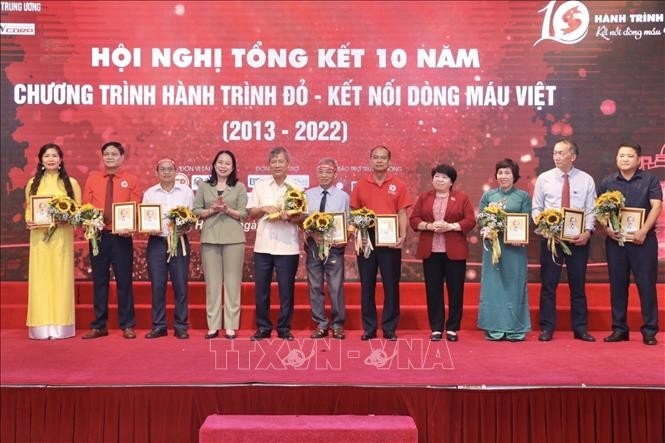 Perjalanan Merah – Masa 10 Tahun Secara Ulet “Menghubungkan Darah Vietnam” - ảnh 1