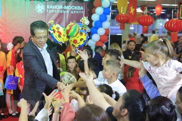 Festival Medio Musim Rontok Yang Bergembira Dari Anak-Anak Vietnam di Luar Negeri - ảnh 2