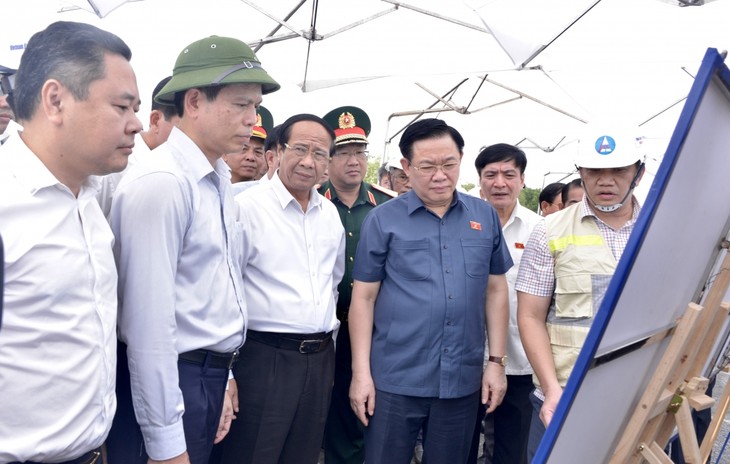 Ketua Vuong Dinh Hue Awasi Pembangunan Jalan Tol  Ben Luc-Long Thanh dan Bandara Long Thanh - ảnh 1