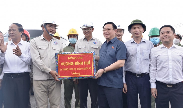 Ketua Vuong Dinh Hue Awasi Pembangunan Jalan Tol  Ben Luc-Long Thanh dan Bandara Long Thanh - ảnh 2