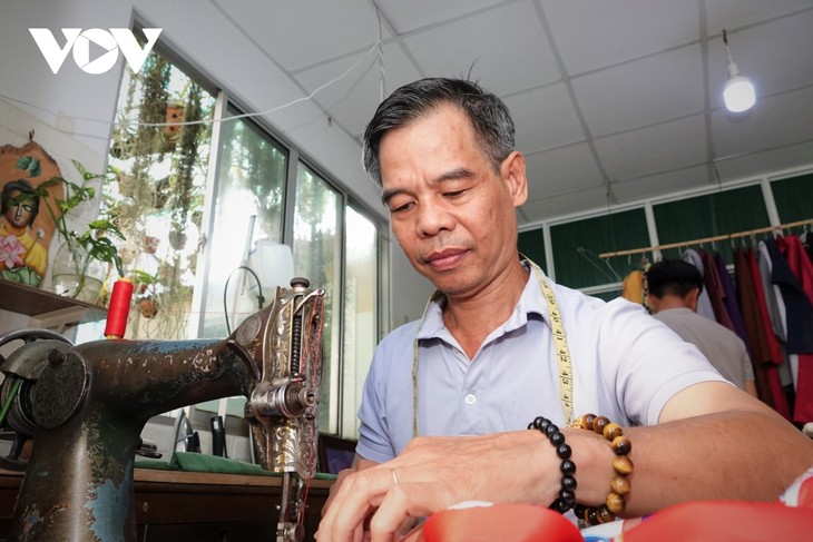 Kisah tentang Seorang Penjahit yang Asyik Menjaga  Keindahan Dari Ao Dai Tradisional dengan Lima  Lembar - ảnh 1