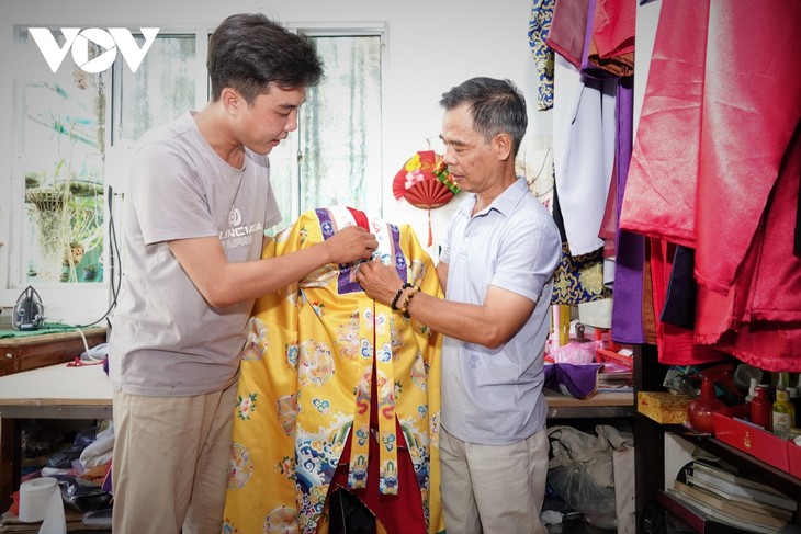 Kisah tentang Seorang Penjahit yang Asyik Menjaga  Keindahan Dari Ao Dai Tradisional dengan Lima  Lembar - ảnh 2