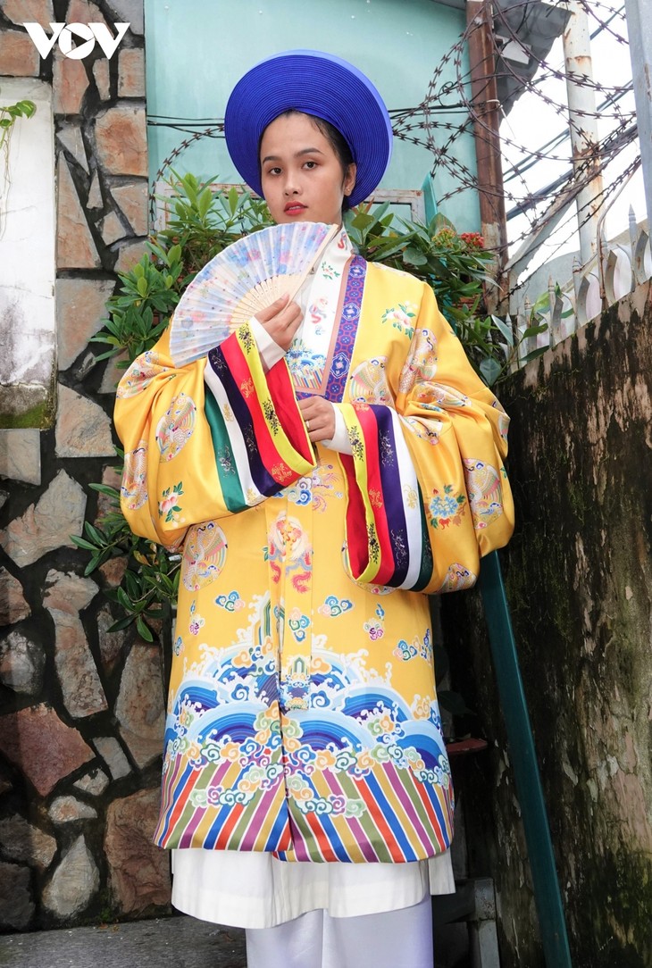 Kisah tentang Seorang Penjahit yang Asyik Menjaga  Keindahan Dari Ao Dai Tradisional dengan Lima  Lembar - ảnh 3