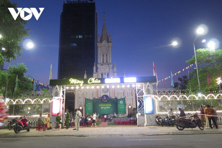 Suasana Hari Natal  yang Ramai di  Seluruh Negeri    - ảnh 1