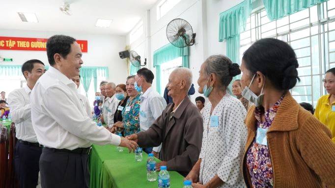 Pimpinan Partai dan Negara Berkunjung dan Memberikan Bingkisan Hari Raya Tet di Beberapa Daerah - ảnh 1