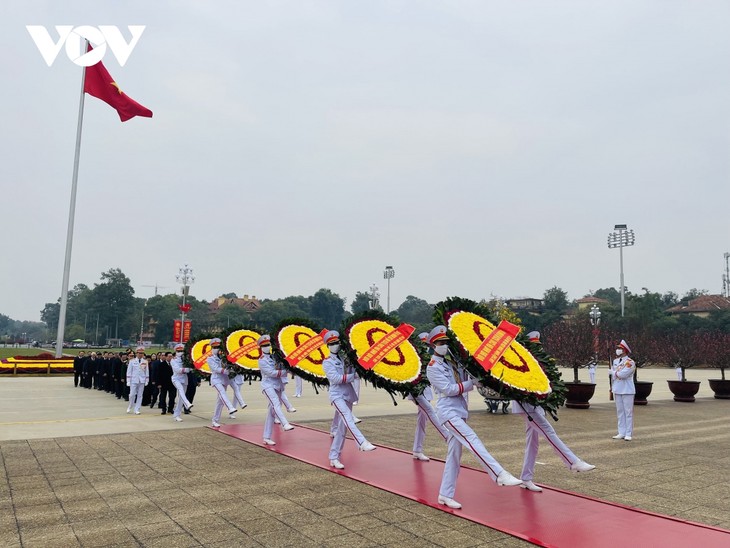 Pimpinan Partai dan Negara Berziarah ke  Mausouleum Presiden Ho Chi Minh - ảnh 1