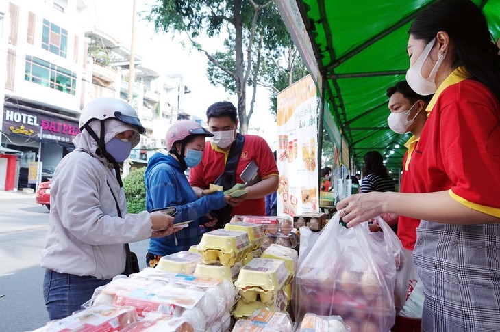 Kota Ho Chi Minh: Dengan Hampir 10 Juta USD Memikirkan Kebutuhan Hari Raya Tet bagi Para Buruh Yang Dilanda Kesulitan - ảnh 1