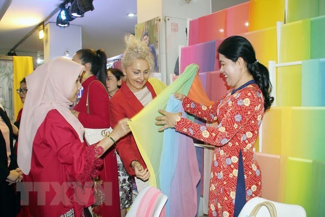 Ao Dai Perempuan Vietnam disosialisasikan kepada Korps-Korps Diplomatik - ảnh 1