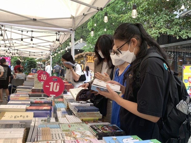 Banyak Kegiatan Diselenggarakan Sehubungan Hari Buku dan Budaya Membaca 2023 - ảnh 1