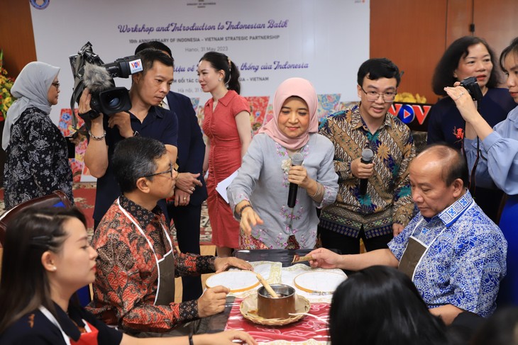 Lokakarya dan Pengenalan tentang Batik Tradisional dari Indonesia - ảnh 4