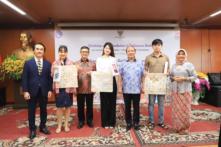 Lokakarya dan Pengenalan tentang Batik Tradisional dari Indonesia - ảnh 9