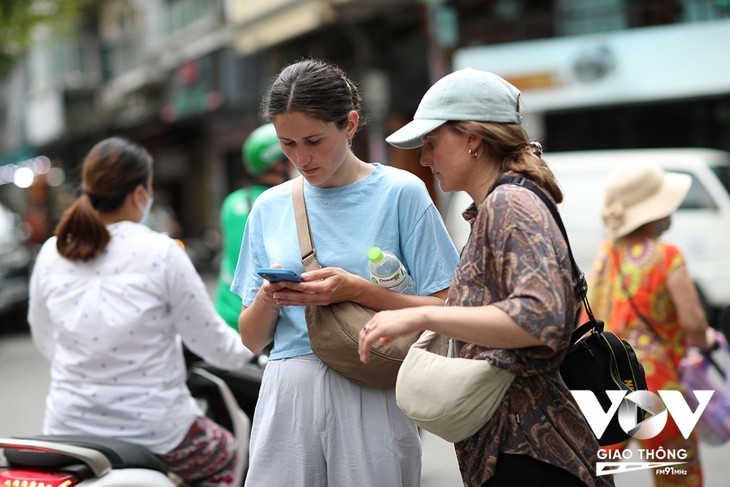 Wisman dengan Nyaman Mengunjungi Jalan Kuno di Kota Ha Noi - ảnh 4