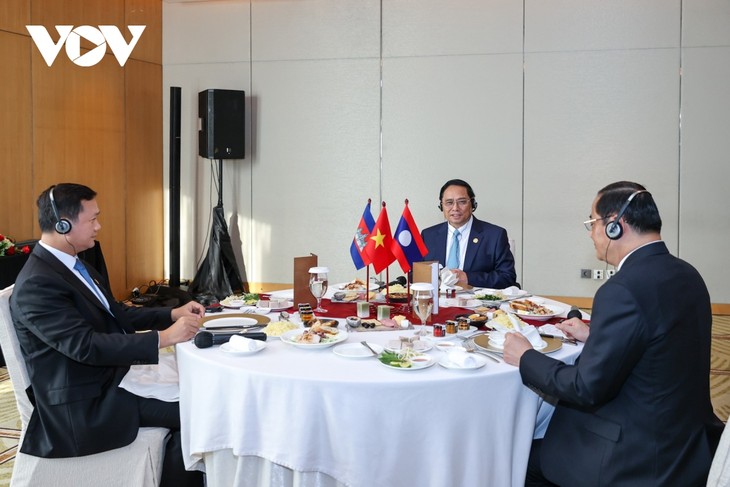 PM Vietnam Pham Minh Chinh Mengadakan Sarapan Temu Kerja dengan PM Laos dan PM Kamboja - ảnh 1