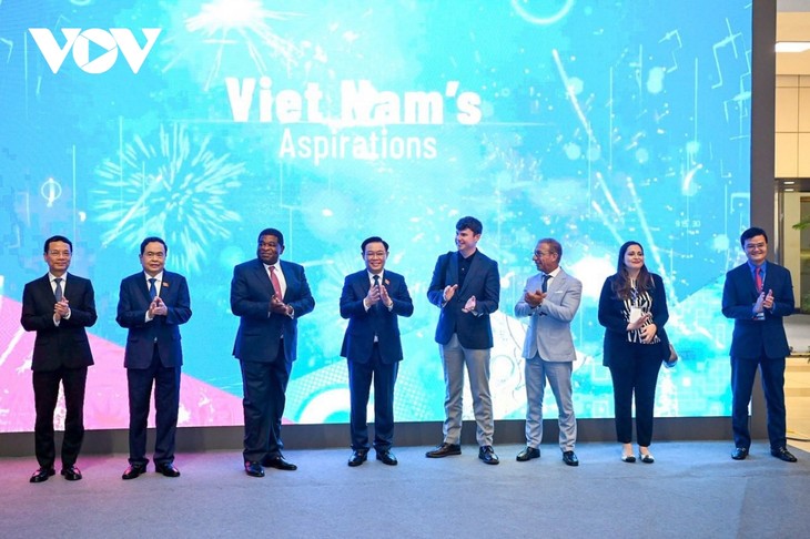 Ketua MN Vuong Dinh Hue Menghadiri Pembukaan Pameran Hasrat Vietnam - ảnh 1